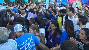 Los padres, rodeados de la multitud, en la llegada al cementerio.