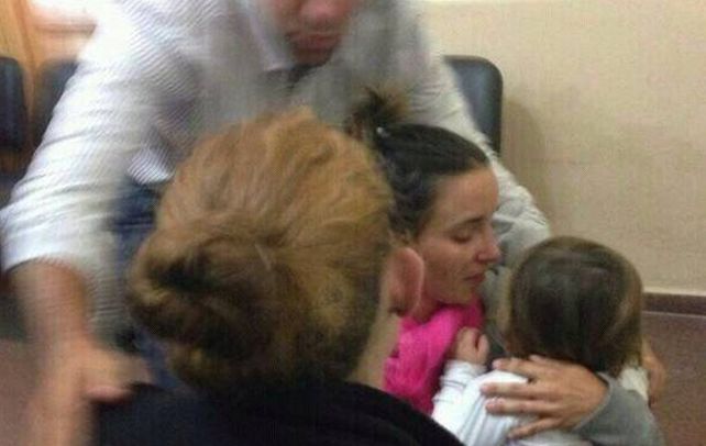Desenlace. El reencuentro de la nenita con sus padres.