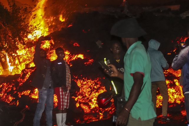 El frente de lava del volcán la madrugada de este domingo en las afueras de Goma.&nbsp;