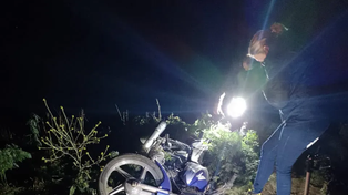 La moto en la que viajaban las víctimas. El siniestro sucedió en un zona rural del Lehmann, cerca de Rafaela.&nbsp;