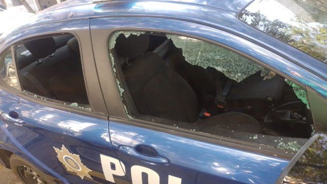 Patrullero destrozado por vecinos en barrio Santa Rosa de Lima.