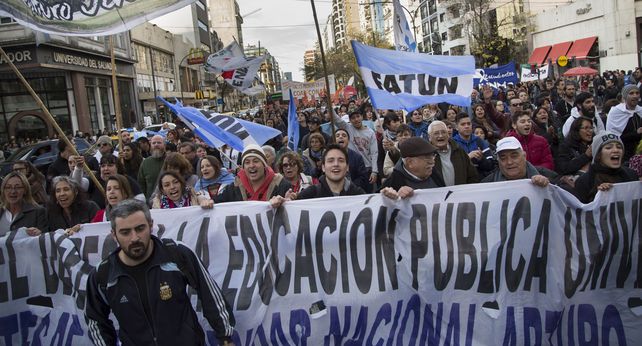 Masiva marcha en defensa de la educación y la universidad pública a Plaza de Mayo