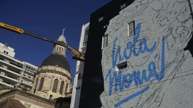 El mural impone un cambio grande dentro de la postal del pasaje Juramento.