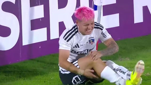 Cristián Zavala se queja de dolor luego de picar el penal que le atajó el arquero de Peñarol.&nbsp;