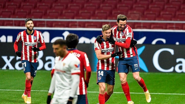Atlético Madrid derrotó al Sevilla 2-0 y se afirma como único líder de la Liga.