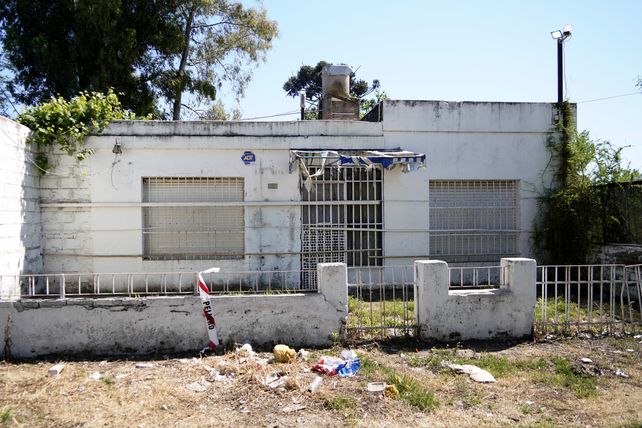 Casas abandonadas y perforadas a balazos, lo que dejó el crimen de un adolescente en barrio Gráfico