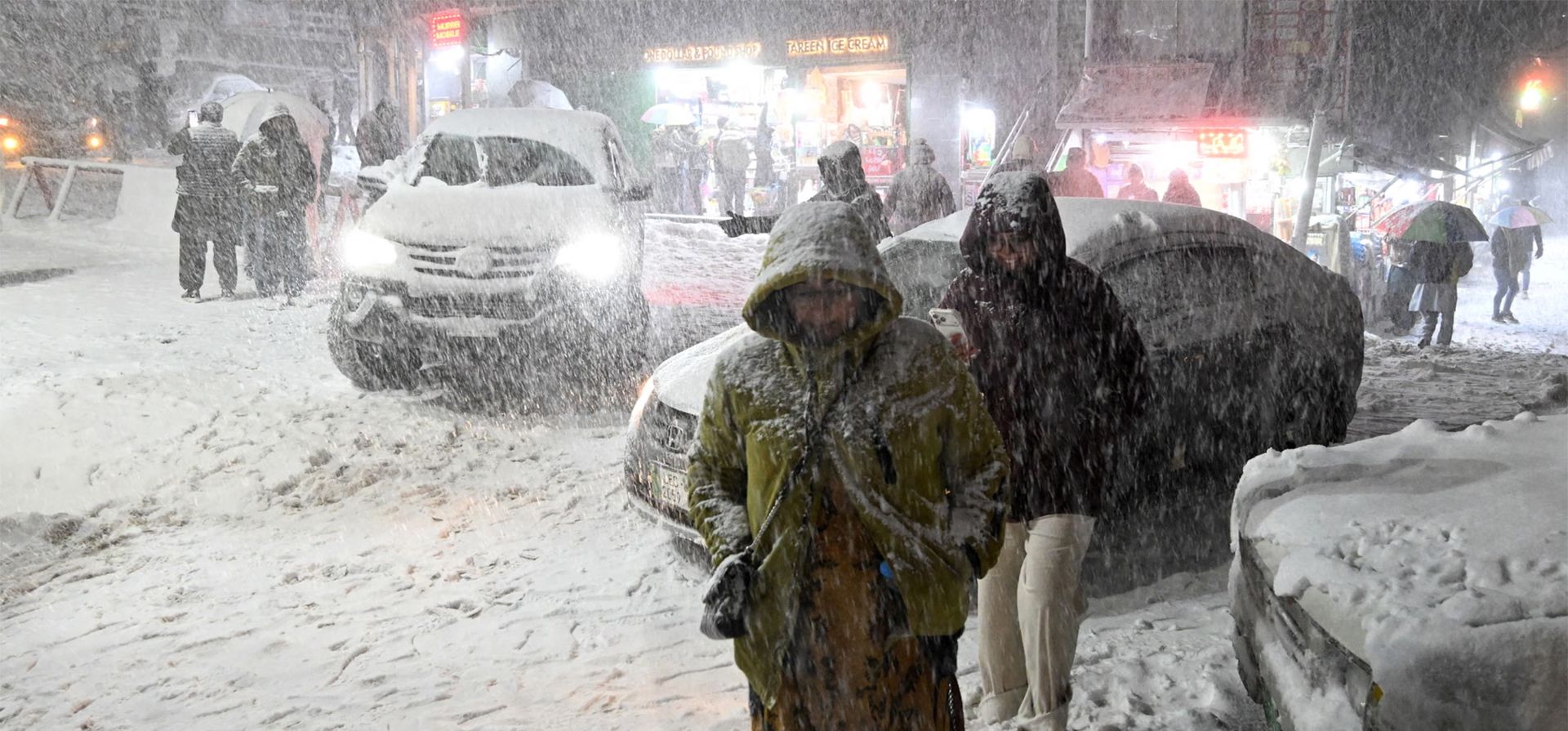 La gente se abre paso a través de una tormenta de nieve en un pueblo cercano a Islamabad, Murree, Pakistán. Fotografía: Aamir Qureshi/AFP/Getty Images La gente se abre paso a través de una tormenta de nieve en un pueblo cercano a Islamabad, Murree, Pakistán. Fotografía: Aamir Qureshi/AFP/Getty Images