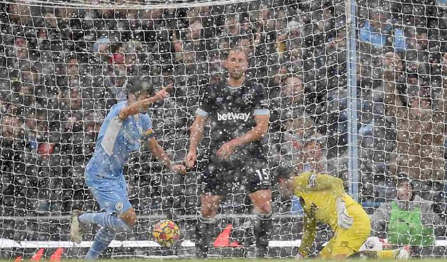 Manchester City derrotó 2-1 al West Ham y para el visitante anotó un golazo Lanzini.
