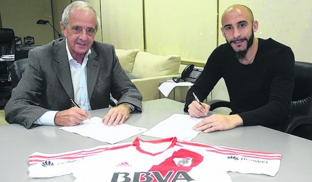 Escuché por ahí lo de los códigos y voy a aclarar algo: River no tiene códigos. ¿Tenerlos es ponerse de acuerdo los clubes para quitarle la libertad al jugador para que utilice su cláusula? Jamás River va a entrar en eso y los jugadores tienen libertad absoluta. Rodolfo DOnofrio