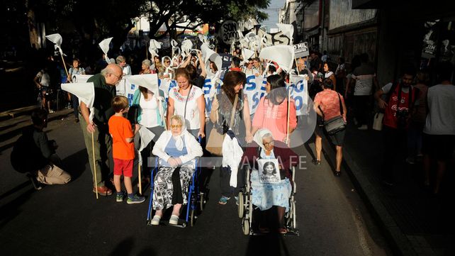Nunca Más: cientos de santafesinos marcharon por verdad, memoria y justicia