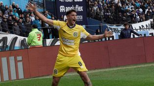 En la mira. Alejo Veliz sedujo a varios clubes europeos por su juego y sus goles.