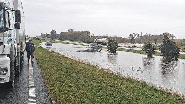 Advirtieron que la autopista Rosario-Buenos Aires seguirá cortada al menos hasta este martes al mediodía