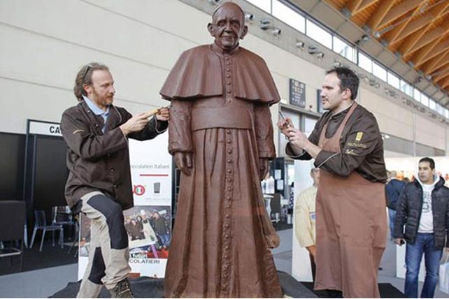 Cocineros regalan al papa su propia figura de chocolate a tamaño real