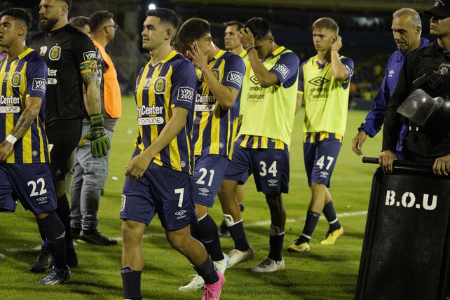 Los futbolistas canallas emprenden la retirada tras la derrota frente a Racing.