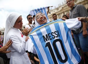 Ante una plaza San Pedro con clima mundialista, el Papa llamó a rezar por la paz en Medio Oriente