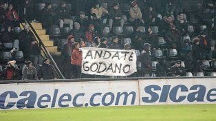 Los hinchas de Colón colgaron banderas en contra de Godano y los jugadores