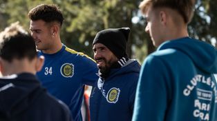 El Apache se sacó fotos con todos los jóvenes futbolistas con los que se cruzó en la ciudad deportiva.