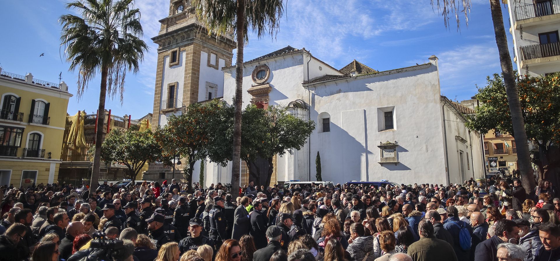 Residentes se reúnen después de un minuto de silencio por un sacristán de la iglesia que fue asesinado el miércoles en Algeciras, sur de España, el jueves 26 de enero de 2023. Los residentes de la ciudad española de Algeciras relataron su conmoción después de que un atacante con un machete saltó sobre el altar de una iglesia antes de perseguir a una víctima en una plaza de la ciudad e infligir heridas mortales. (Foto AP/Juan Carlos Toro)