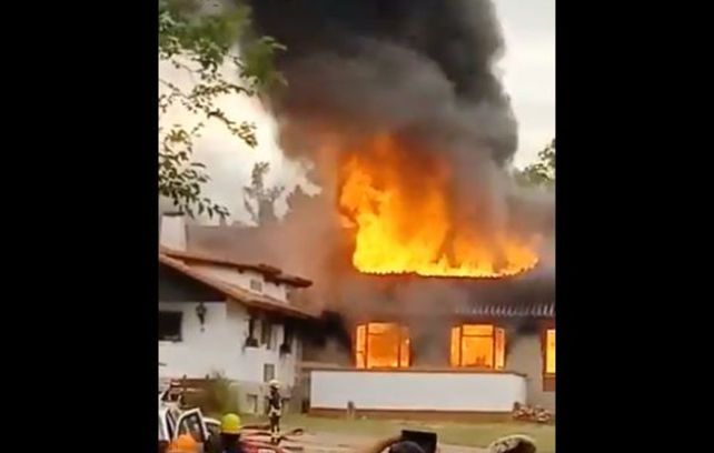 Varias dotaciones de bomberos trabajan en el incendio de uno de los hoteles del complejo.&nbsp;
