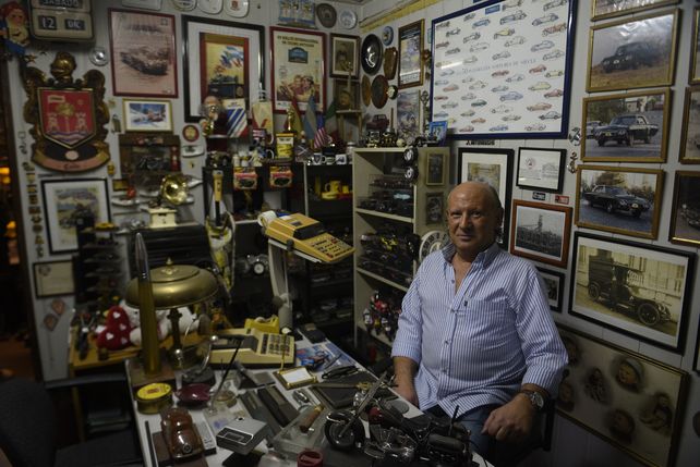 Cosio colecciona además de Vespa todo tipos de accesorios como relojes y filmadoras, entre otros objetos.