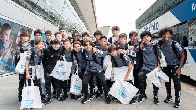 Thiago Messi llegó a Rosario. El hijo mayor de Lionel Messi arribó a la ciudad natal del padre con la delegación de Inter Miami para disputar por primera vez la Newells Cup.&nbsp; &nbsp; 
