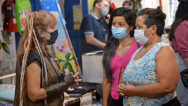 Fiesta de Disfraces: disfraces en los comercios y mural para recibir a los visitantes