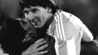 Lionel Messi y su foto en blanco y negro con Diego Armando Maradona durante el Mundial de Sudáfrica 2010.