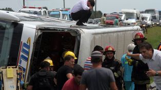 Una muerta y 22 heridos al volcar un colectivo en la autovía 2, en Chascomús