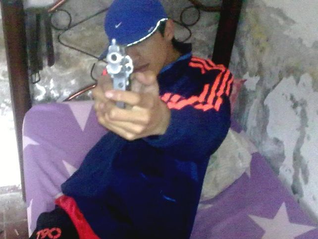 Una moda aterradora: más fotos de los chicos que posan con todo tipo de armas de fuego en Facebook