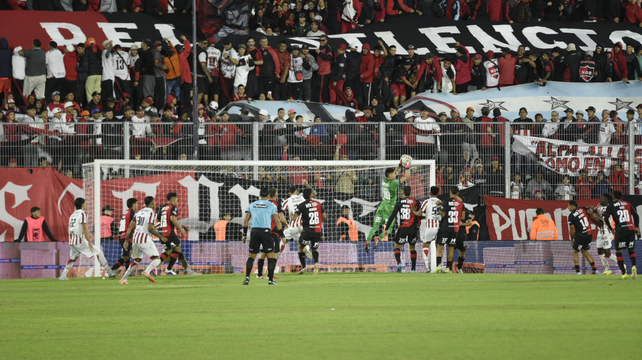 Reinatti intercepta un centro contra Instituto. Ese d&iacute;a fue la figura de Newell's.&nbsp;