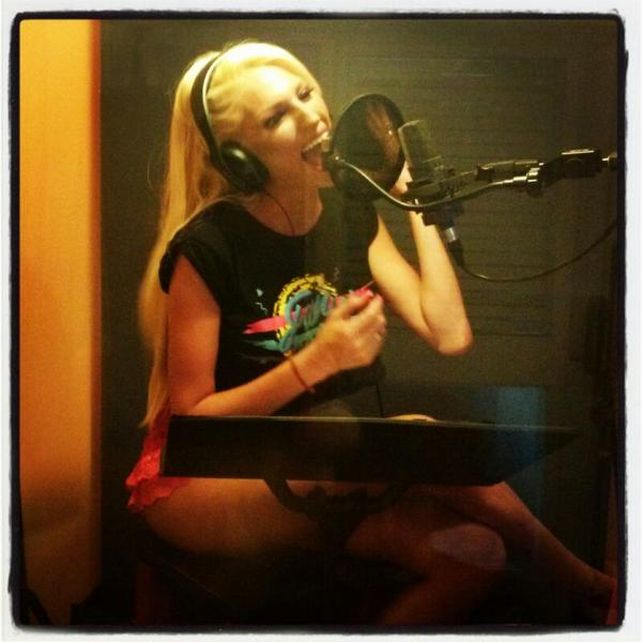 Vicky Xipolitakis prueba suerte como cantante de la mano de Tinelli