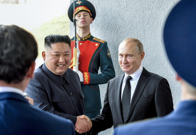 Kim y Putin se saludan en Vladivostok en abril de 2019.