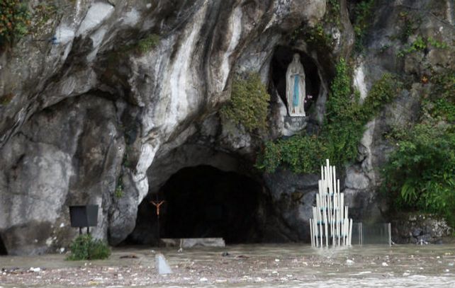 El ingreso a  la gruta de la Virgen quedó bajo medio metro de agua.