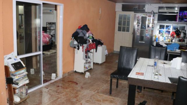 Parte de la escena del crimen de Nelson Chivo Saravia, asesinado el 23 de octubre pasado en su casa de San Nicolás al 3700.