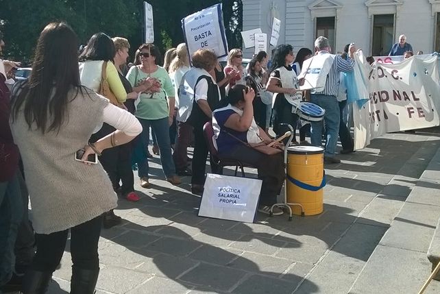 Apoc. Reclamaron frente a la Legislatura el tratamiento y aprobación del proyecto de ley de reconocimiento de antigüedad de sus trabajadores.