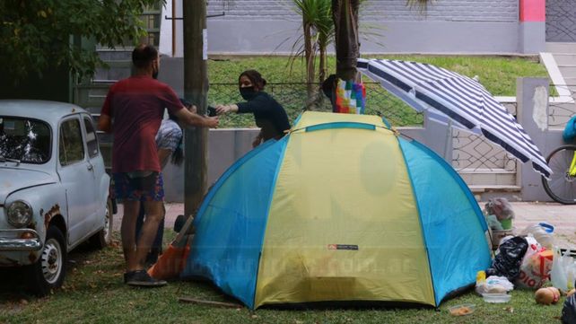 Vigilia y el acampe en defensa de los árboles de bulevar Racedo de Paraná. Piden dialogar para encontrar una salida alternativa.&nbsp; &nbsp;