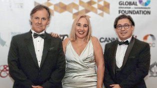 Susana Ecclestone junto a Gonzalo Pereyra de Olazábal (izquierda) y Juan Dávila y Verdín (derecha).