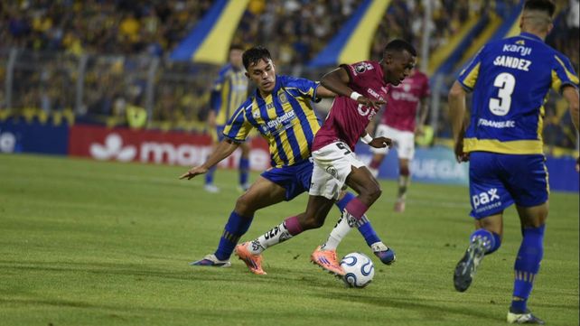 Pizarro intenta interceptar un avance de Independiente del Valle. Central debuta en la Copa Libertadores.