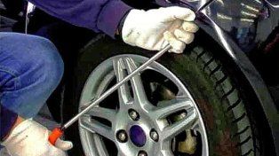 Los sacabollos trabajan a pleno debido a la caída de granizo en la zona de Ramírez