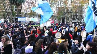 Los rosarinos comenzaron a llegar a la Plaza 25 de Mayo tras la condena a Cristina Kirchner.
