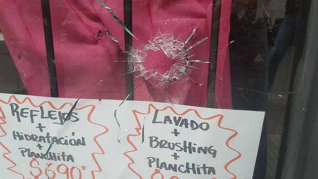Una de las balas pegó contra la vidriera de una peluquería.