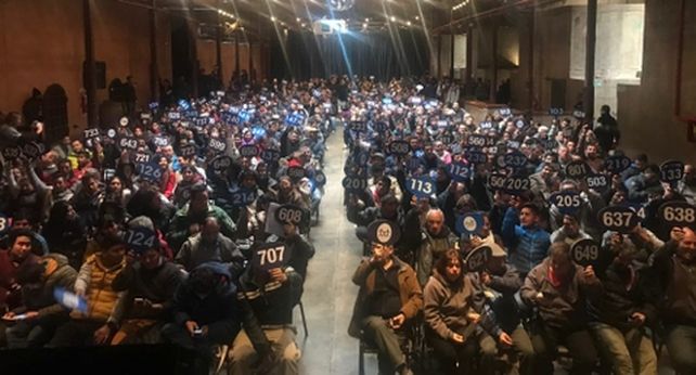 a las tres. La sala colmada como se vio ayer. Para participar bastaba presentar el DNI y pedir una paleta.