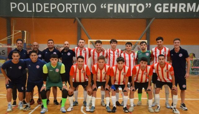 Intratable. La selección rosarina de fútbol tuvo puntaje ideal y se metió a semifinales en el Torneo Nacional en Posadas.&nbsp; &nbsp; 