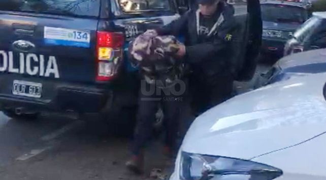mujer policia detenida