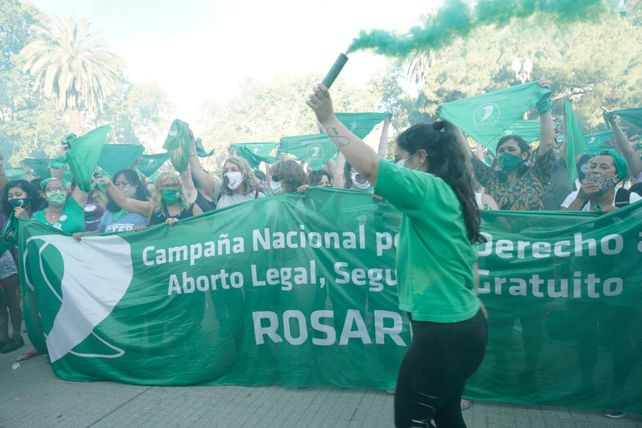 Pañuelazo verde en la plaza San Martín: multitudinaria vigilia en apoyo al aborto legal