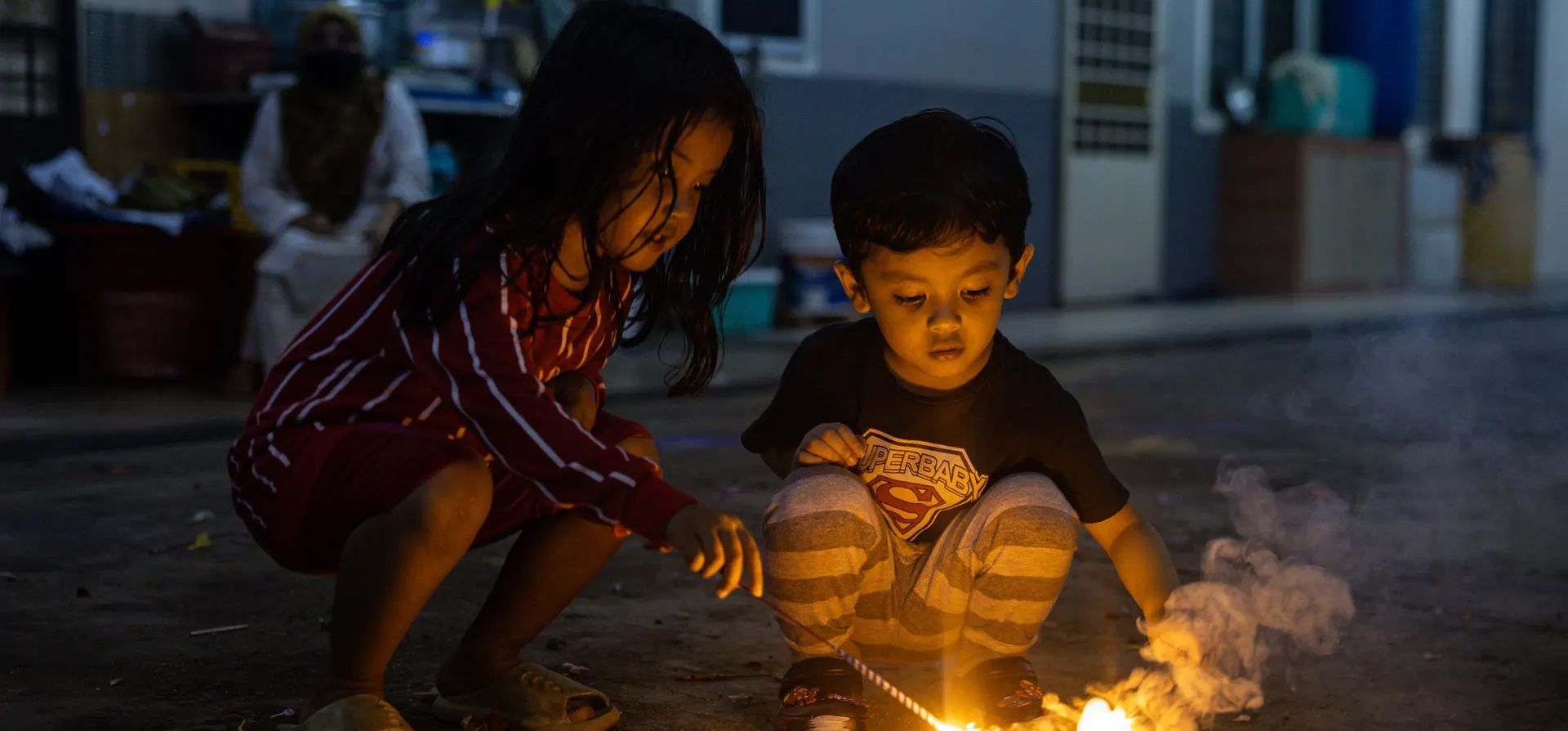 Los niños juegan con fuegos artificiales mientras celebran el Eid al-Fitr, Selangor, Malasia. Fotografía: Annice Lyn/Getty Images Los niños juegan con fuegos artificiales mientras celebran el Eid al-Fitr, Selangor, Malasia. Fotografía: Annice Lyn/Getty Images