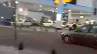 Un remisero eludió un control, atropelló a un inspector y lo llevó una cuadra sobre el capó