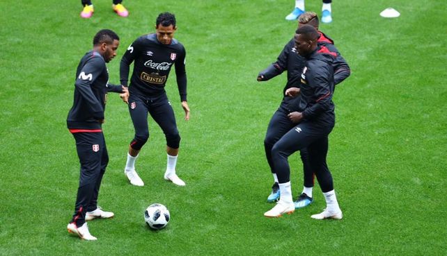 Perú se entrenó por primera vez en Khimki rodeado de hinchas