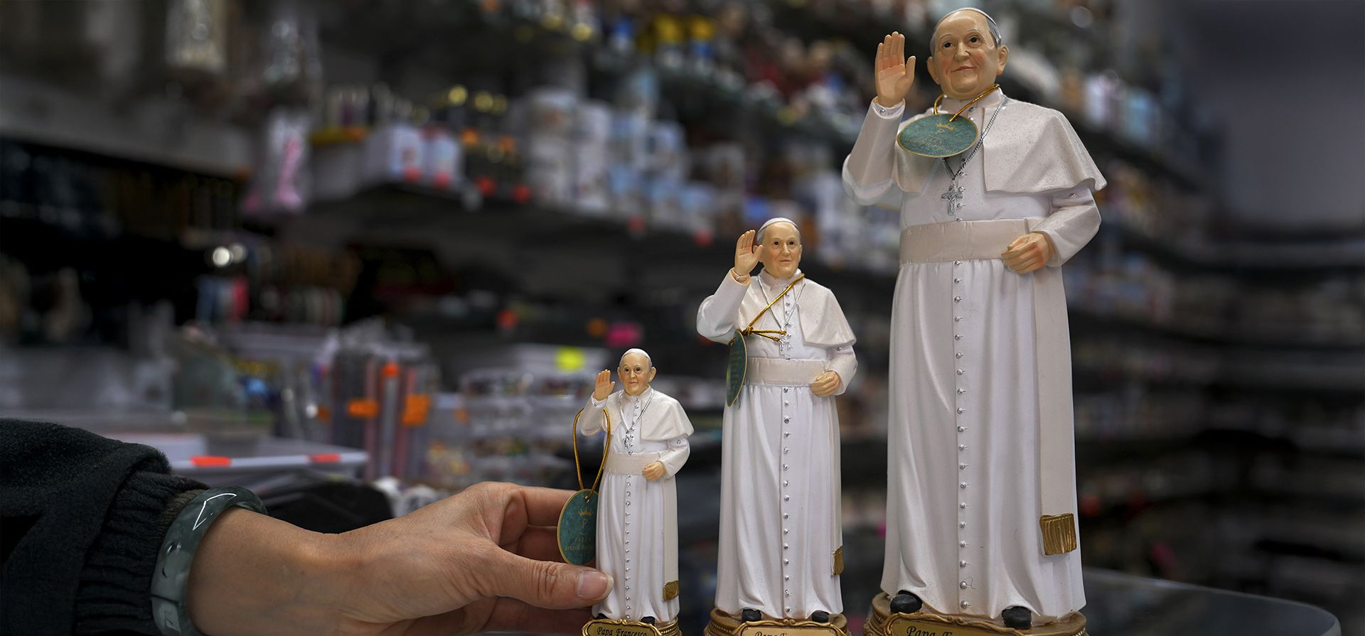 Un empleado de una tienda de recuerdos de Roma coloca figuras del Papa Francisco para una fotografía el jueves 27 de febrero de 2025. (Foto AP/Kirsty Wigglesworth) Un empleado de una tienda de recuerdos de Roma coloca figuras del Papa Francisco para una fotografía el jueves 27 de febrero de 2025. (Foto AP/Kirsty Wigglesworth)