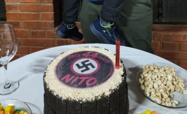 Misiones: festejó su cumpleaños con una torta nazi decorada con una esvástica